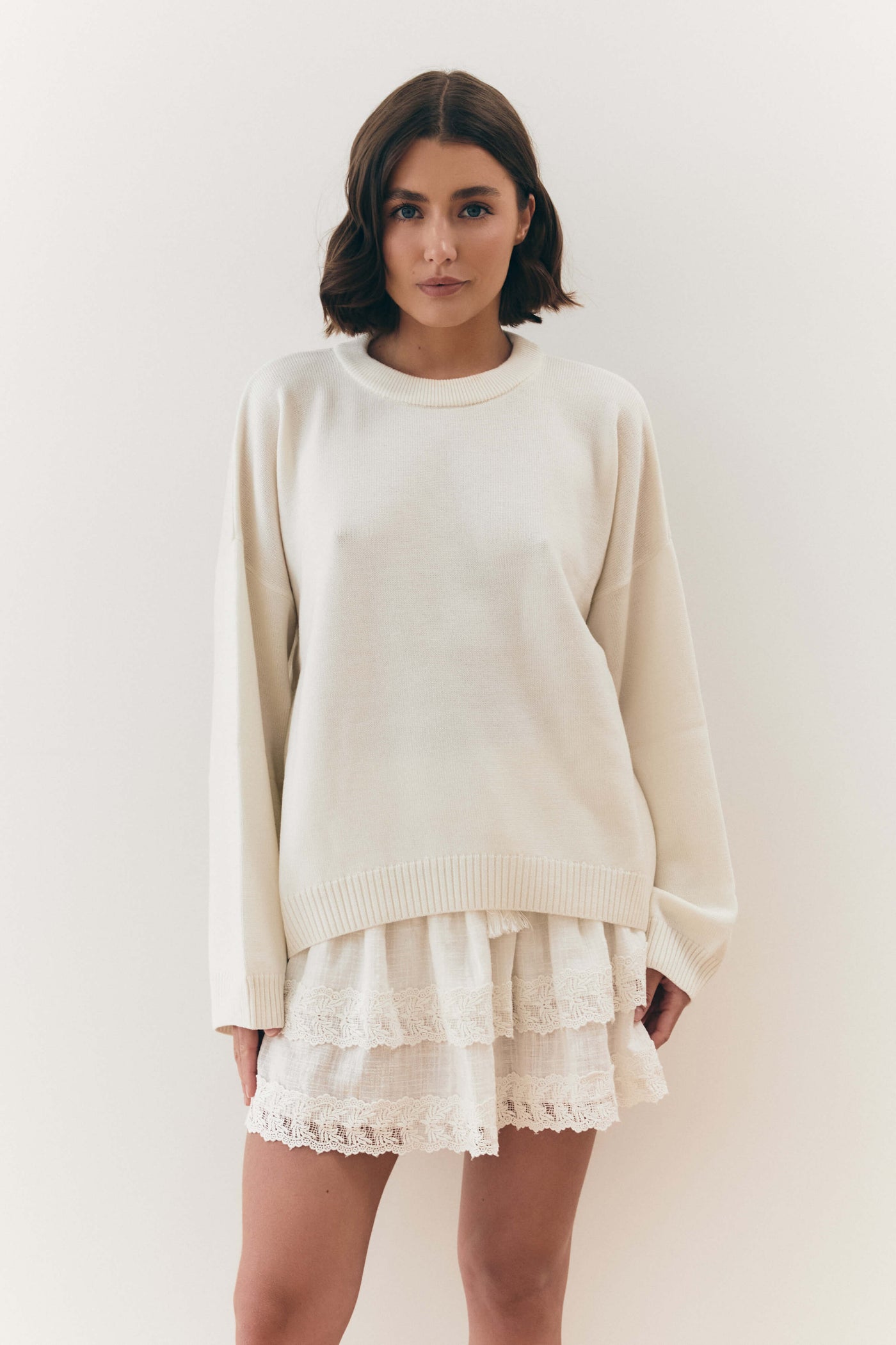 Wełniany sweter z okrągłym dekoltem biały